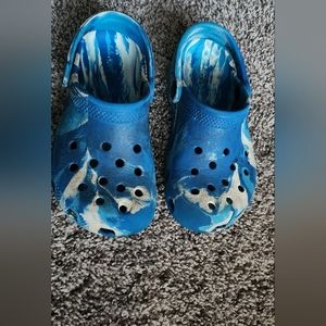 12 kids crocs
